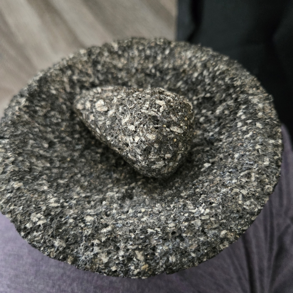 Unbranded Mini Volcanic Rock Molcajete Mortar & Pestle Set Hand Carved 11cm 4.5" - Picture 9 of 10